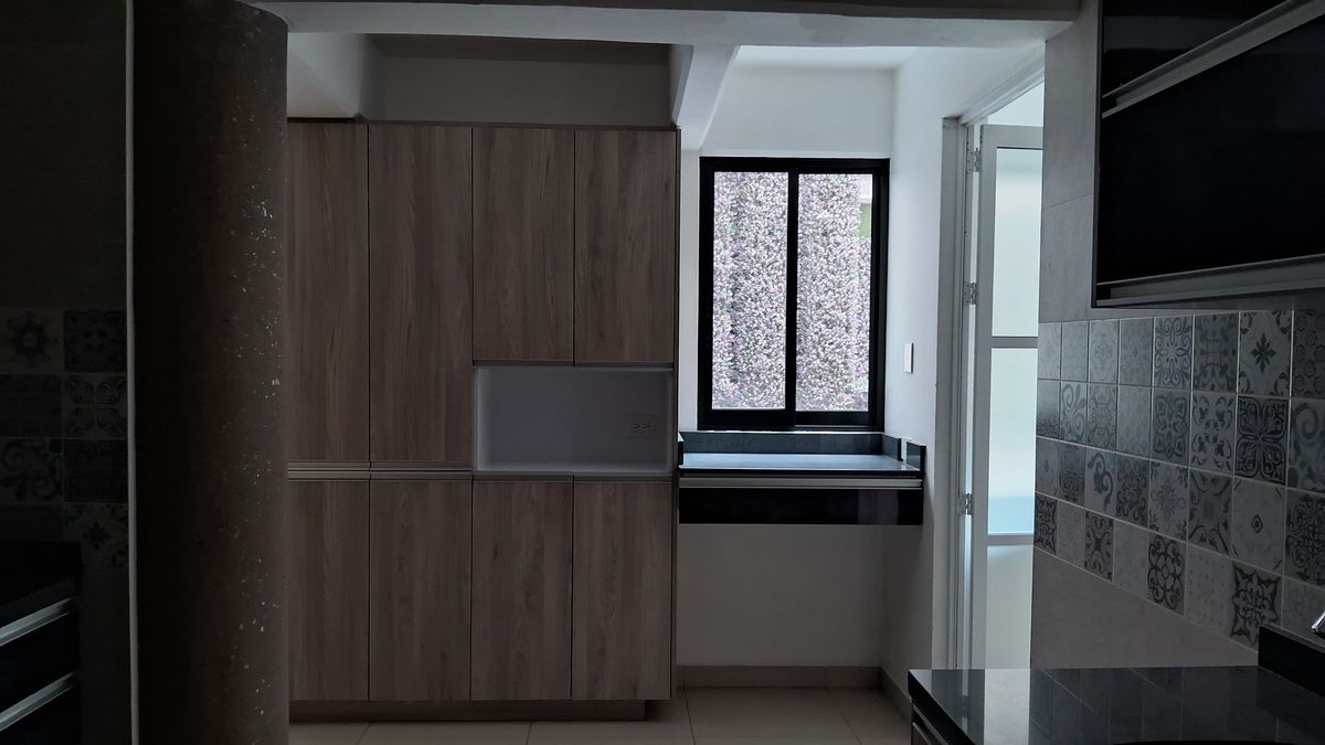 COCINA VISTA AL CUARTO DE LAVADO