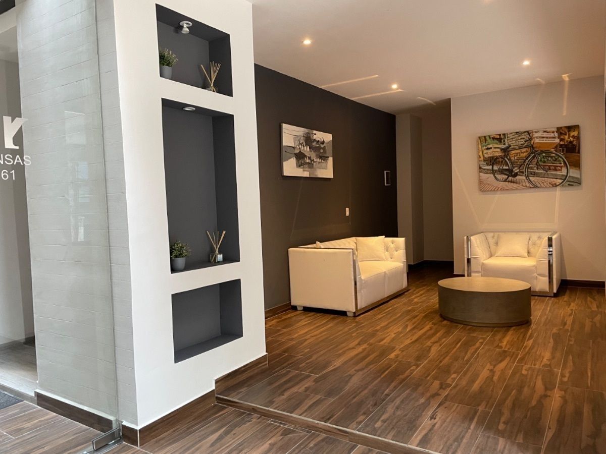 2 de 23: Sala de recepción con baño