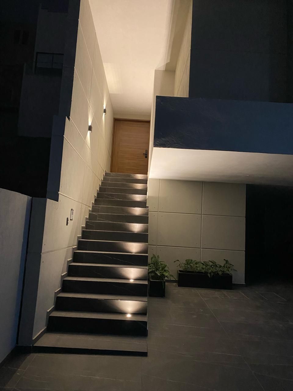 3 of 34: Escalera entrada principal
