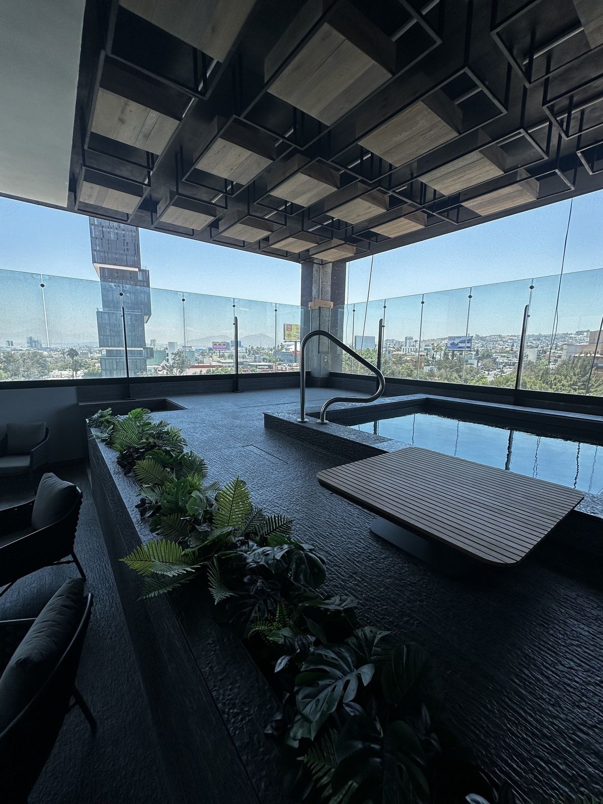 10 of 12: alberca, jucuzzi, area de asadores