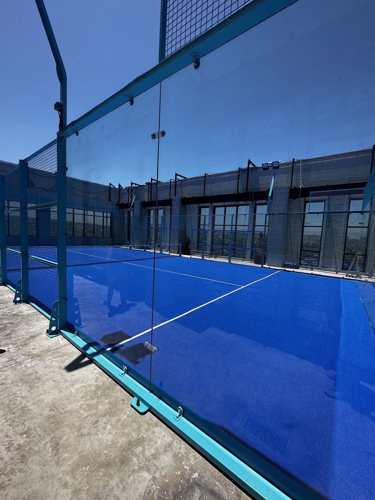 11 of 12: cancha de padel en el rooftop