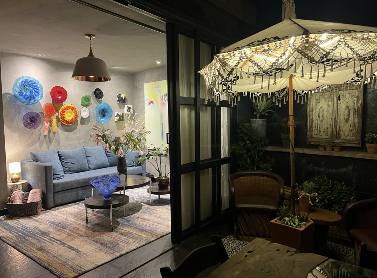 1 of 17: Sala se abre a una hermosa terraza con viste del atardecer.