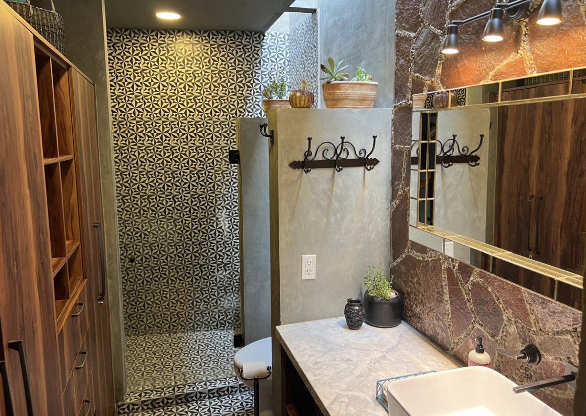 3 of 17: Baño tiene acabados de primera calidad y un closet y cajones