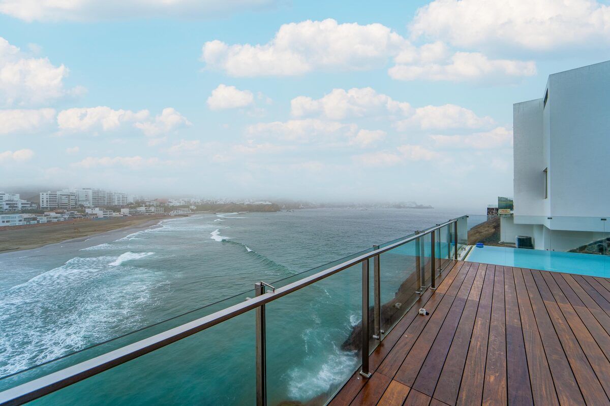3 de 27: Piscina con vista impresionante de todo el mar