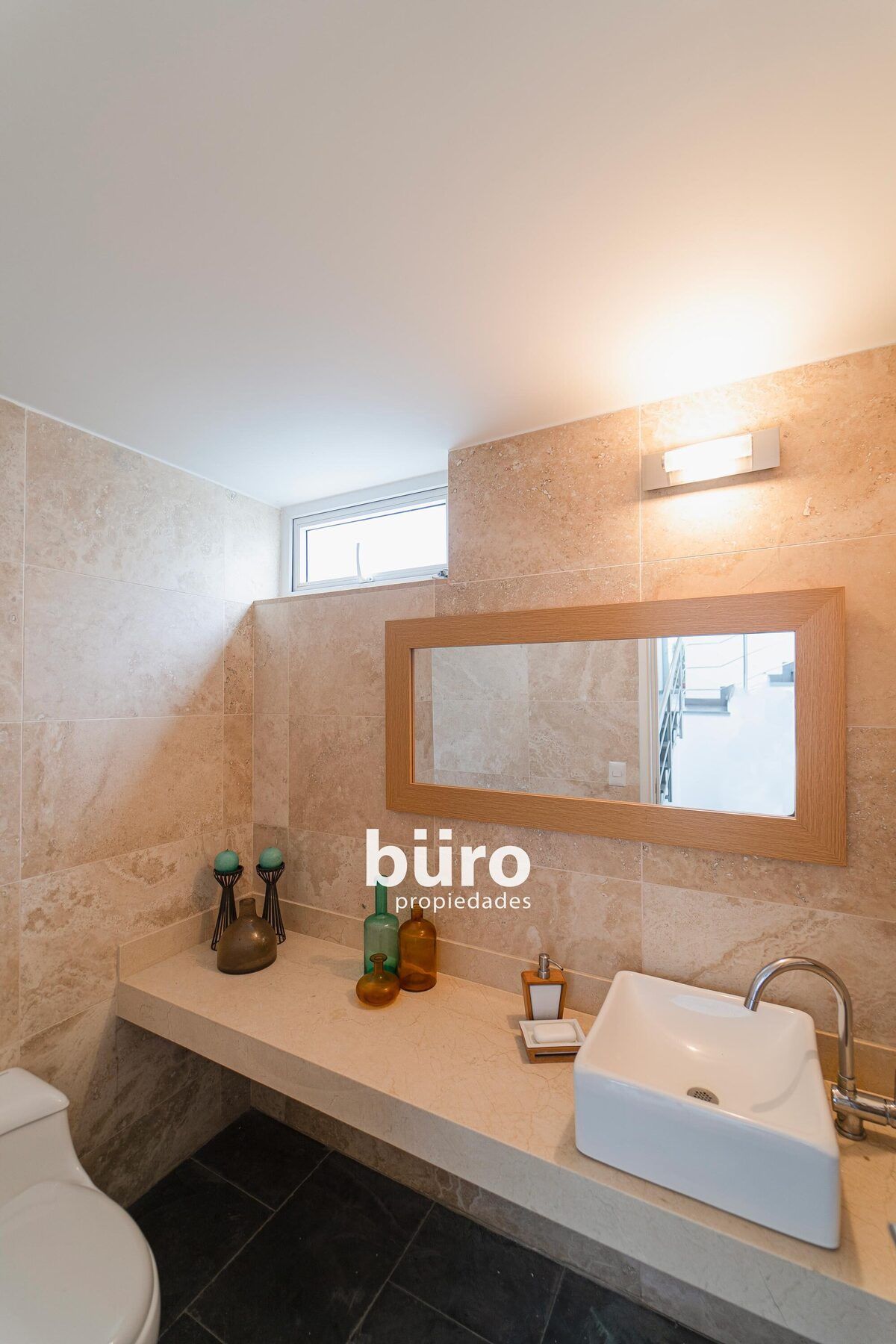 18 de 27: Baño secundario 2