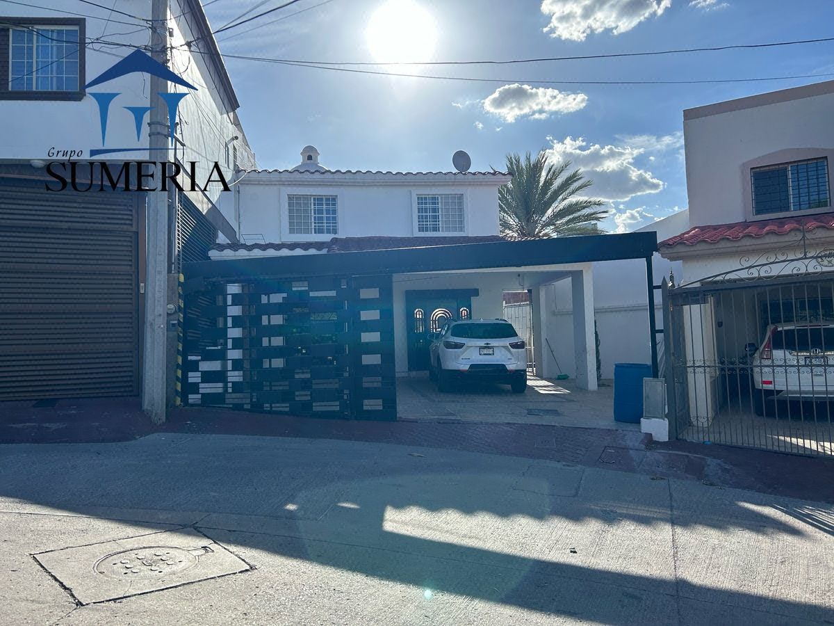 Bonita casa con alberca en Cumbres Residencial