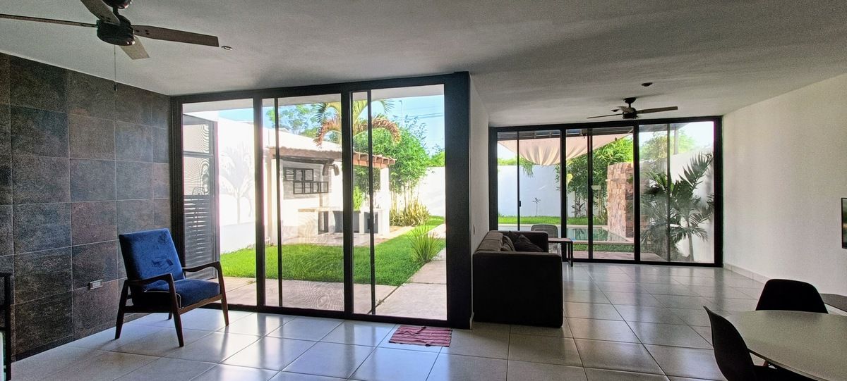 4 de 36: Sala-comedor con vistas al jardín y alberca