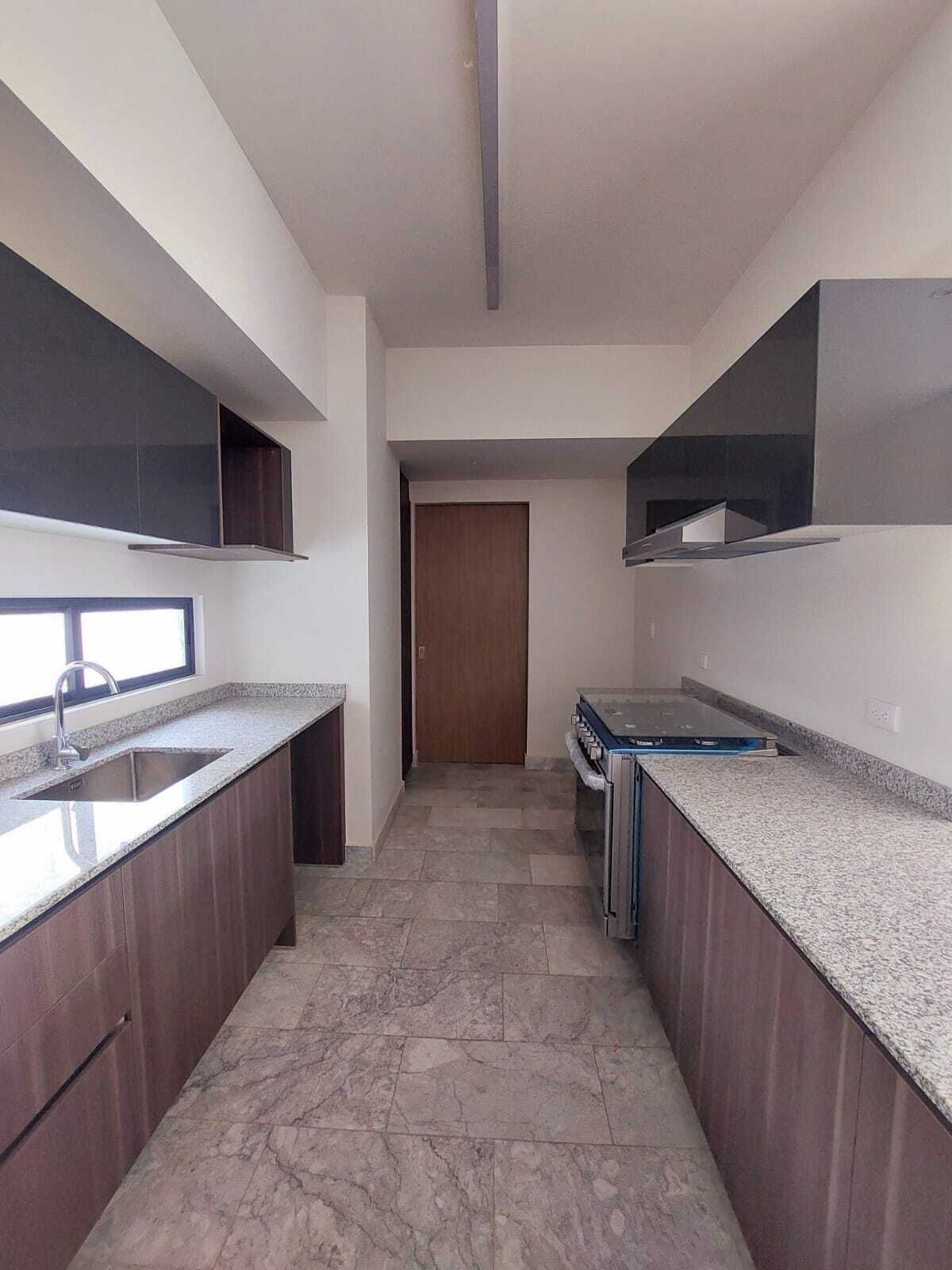 25 de 50: Cocina con acabado piano en estantes