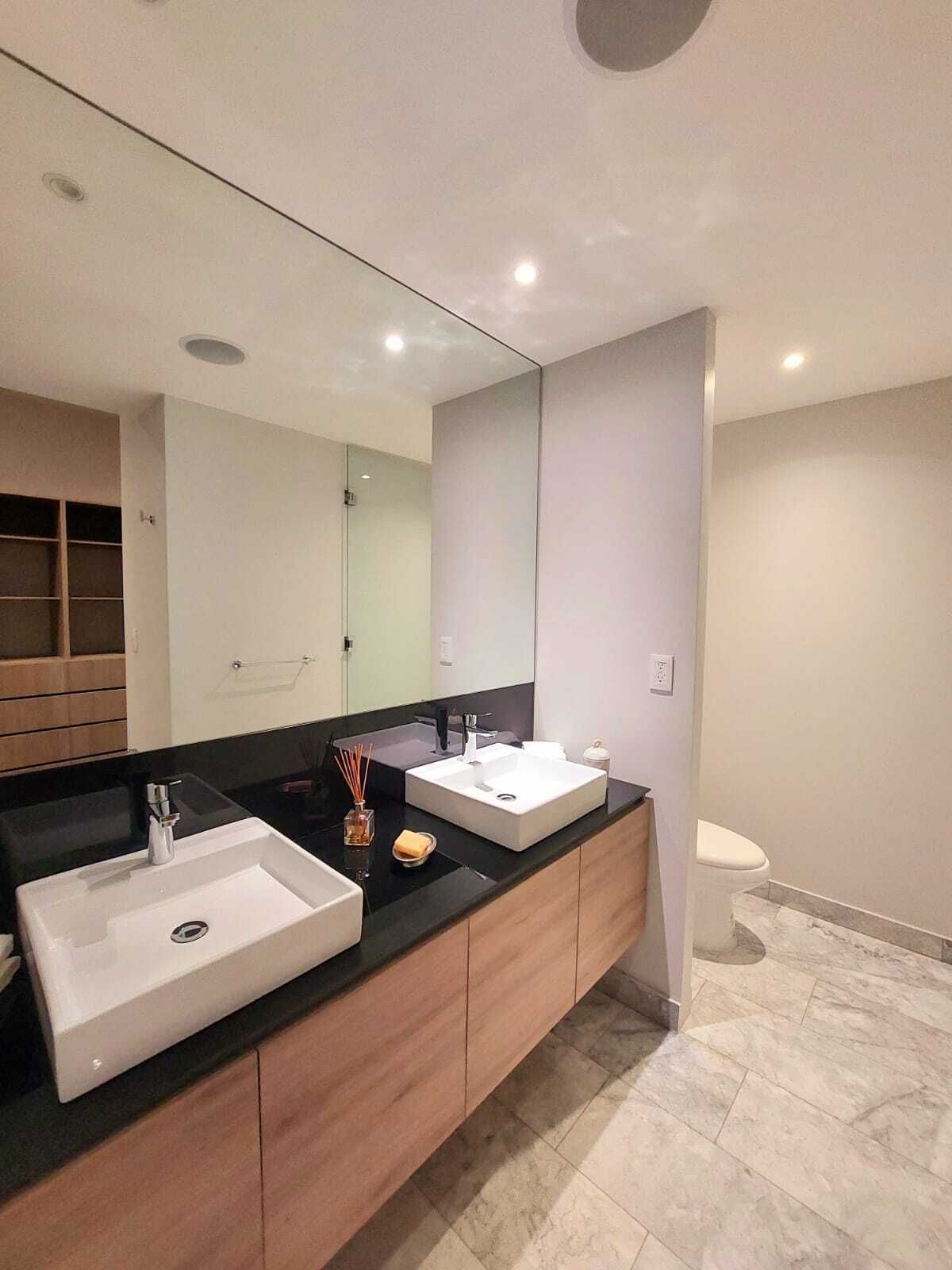 13 de 50: Acabados baño recámara principal con lavablos dobles