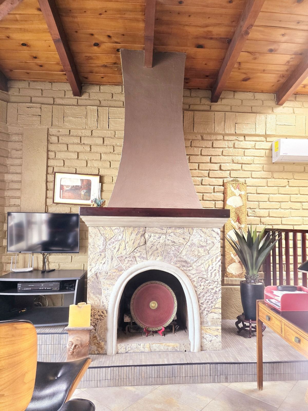4 of 39: Chimenea de madera