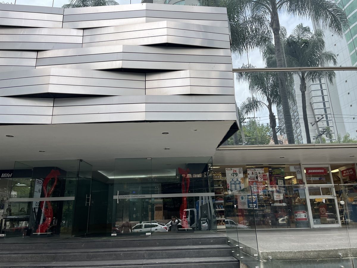 2 de 11: fachada de Country Empresarial