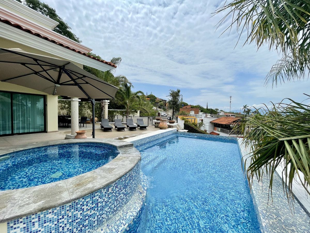 Copropiedad casa en venta amueblada en Raquet Club San Juan Cosalá