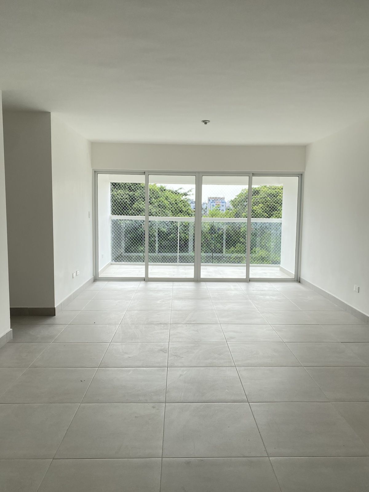 1 de 20: Vista desde la cocina a el comedor y sala