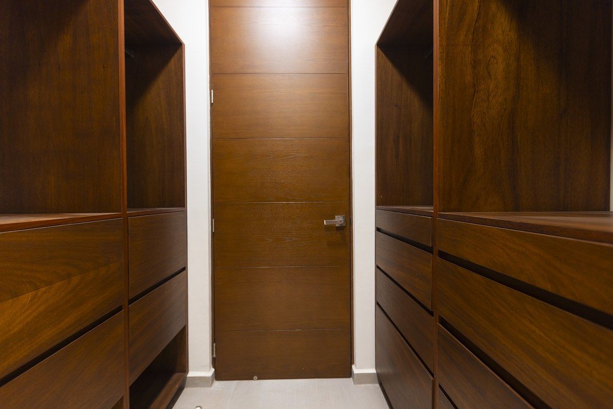 11 de 20: Closet Vestidor, Recámara Principal