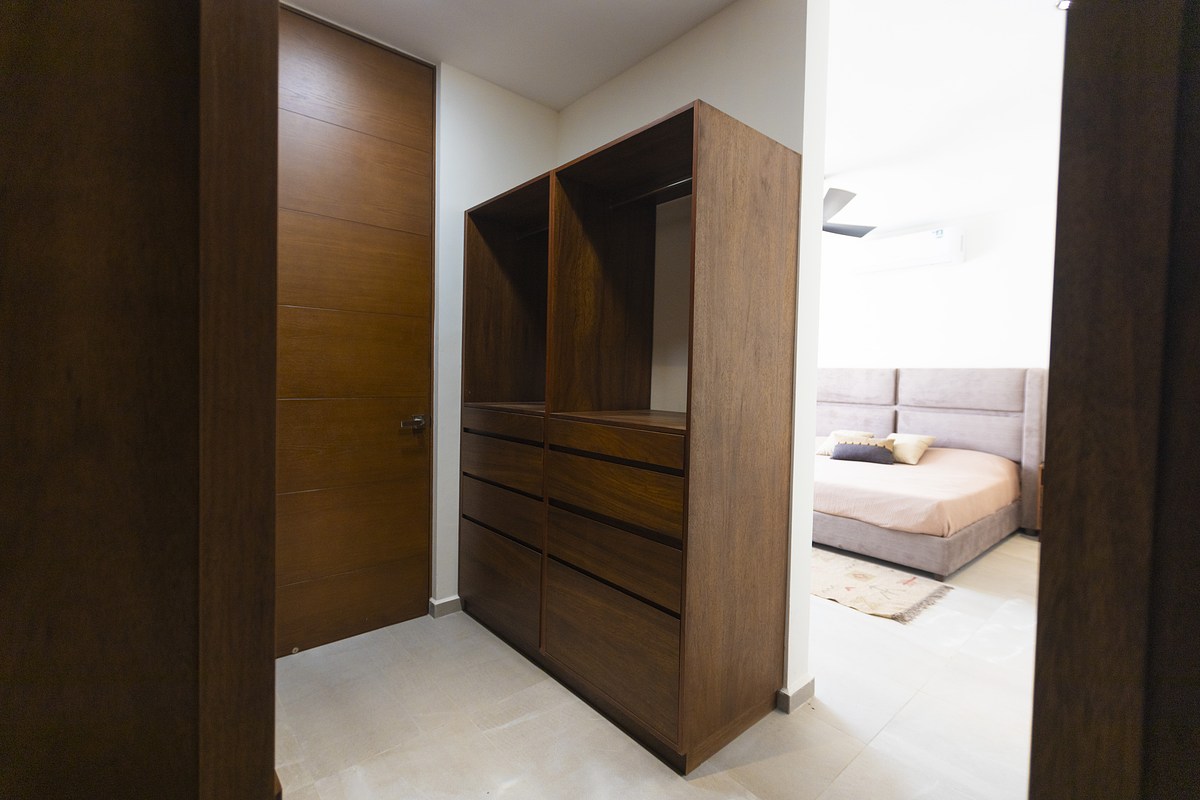 12 de 19: Closet Vestidor, Recámara Principal
