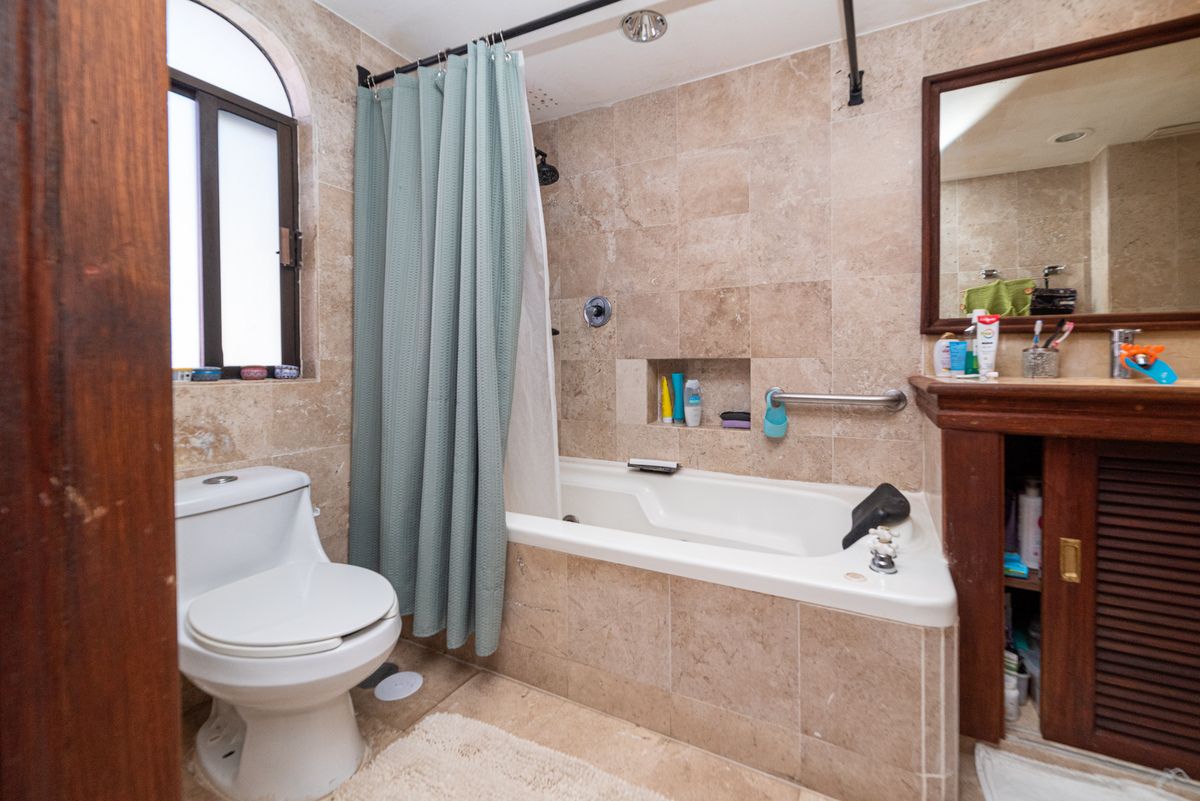 19 of 35: BATHROOM PRINCIPAL ROOM