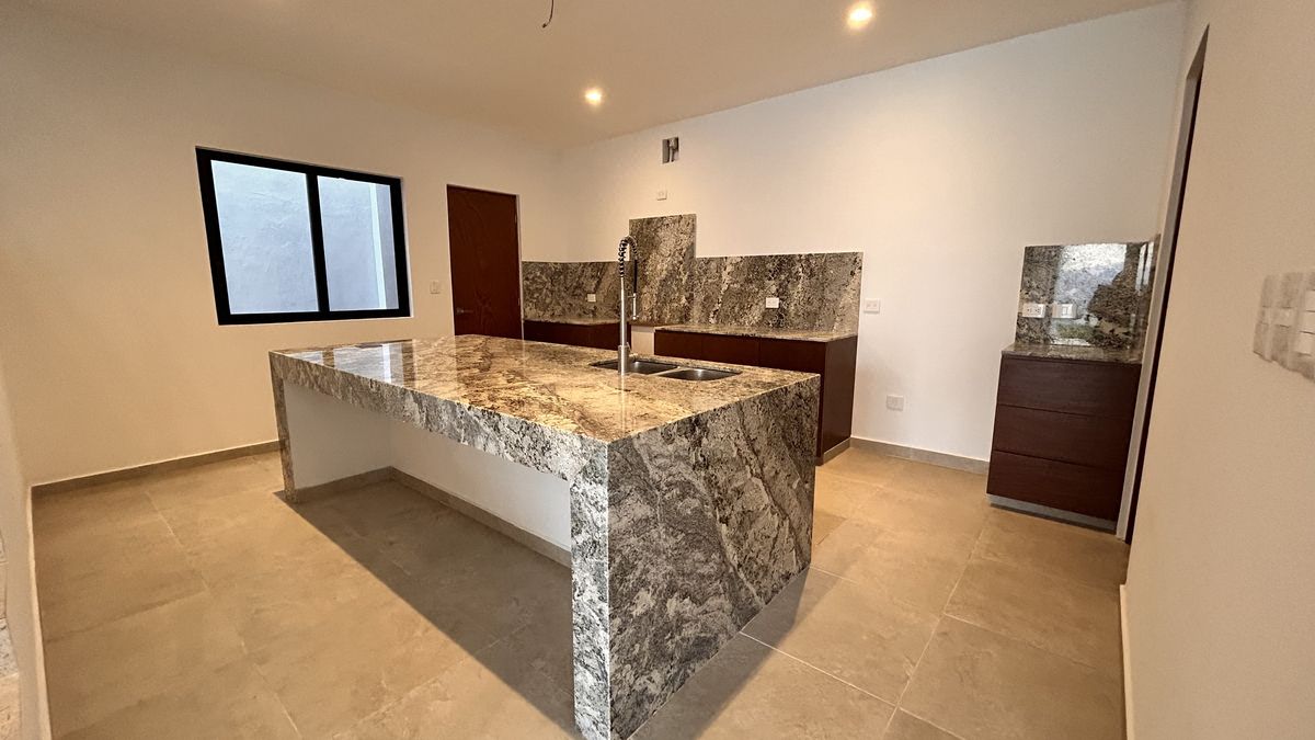 Casa en Venta de DOS Plantas en Zona Norte, Temozón Mérida Yucatán - foto 3