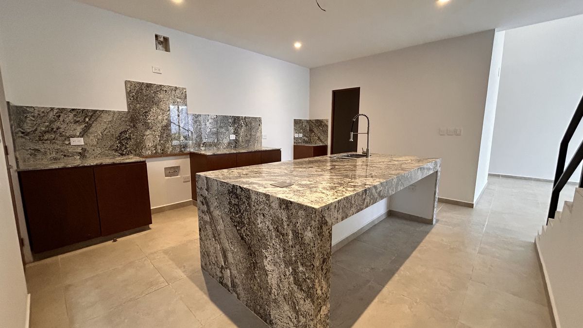 Casa en Venta de DOS Plantas en Zona Norte, Temozón Mérida Yucatán - foto 4