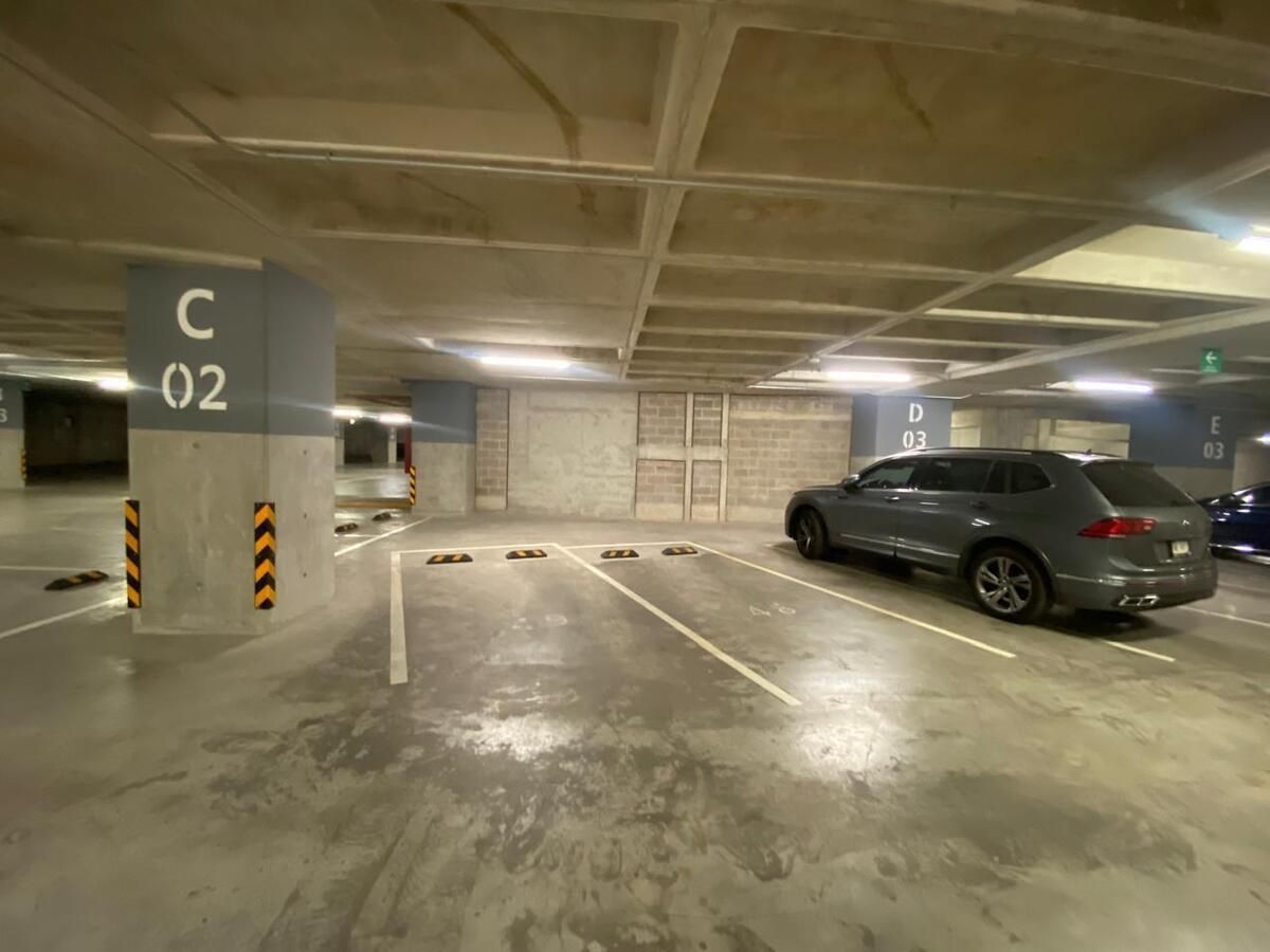 16 of 19: dos estacionamientos