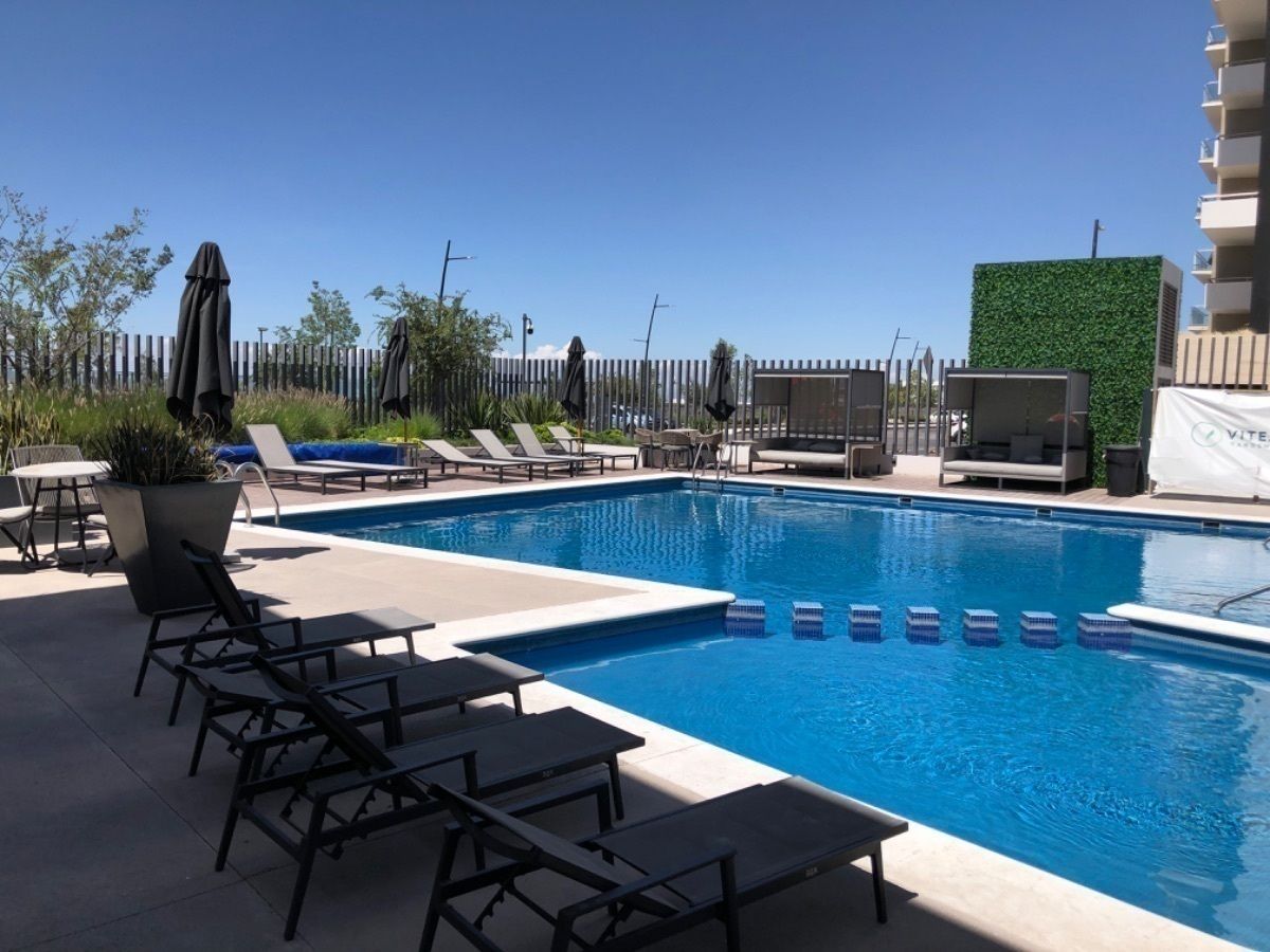 14 de 50: Alberca al aire libre