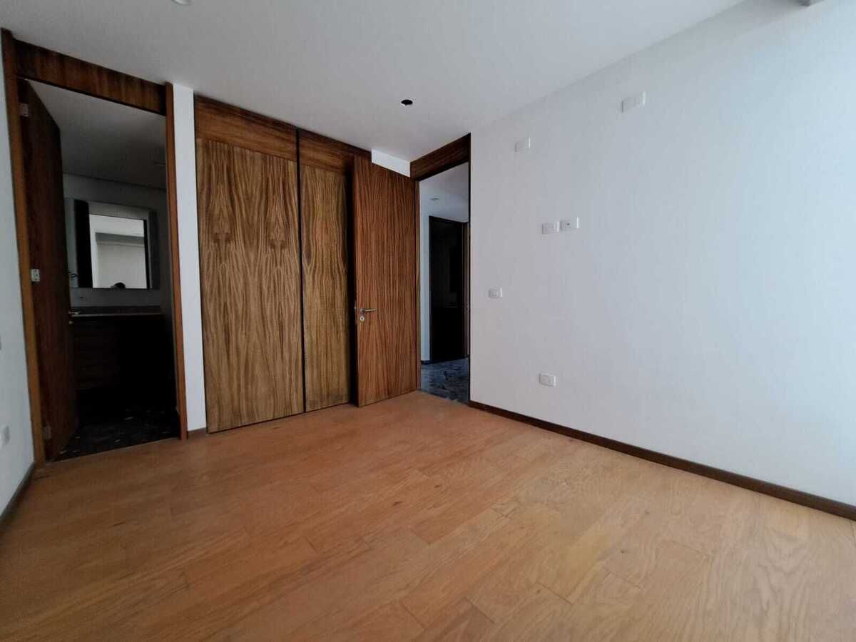 9 of 14: Recamaras con piso madera