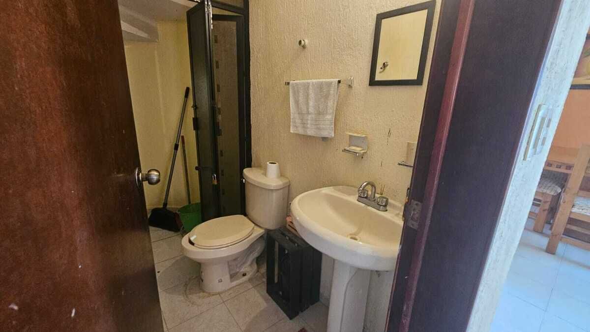 10 of 20: Medio baño de visitas