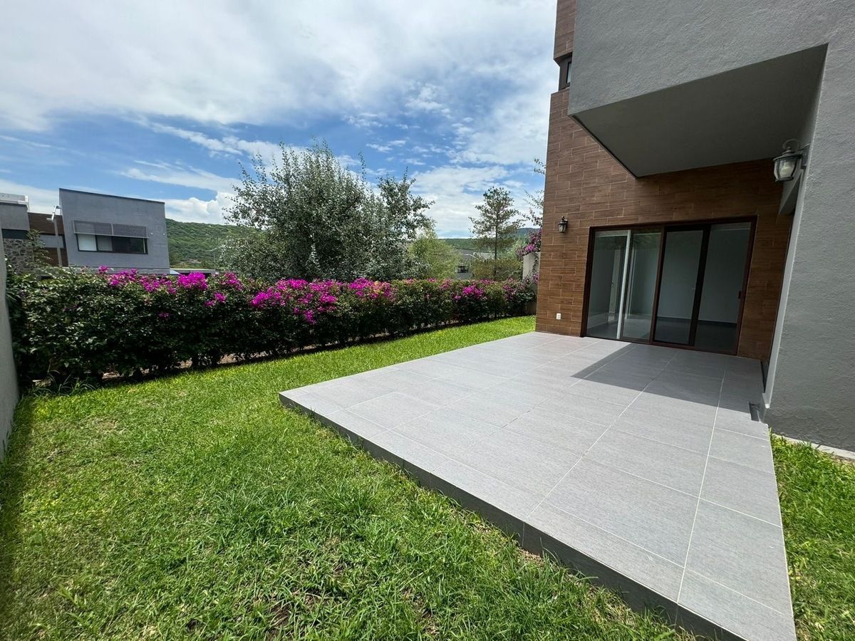 14 de 33: Terraza y jardin