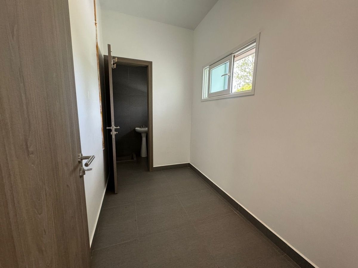 17 de 33: Cuarto de servicio con baño completo
