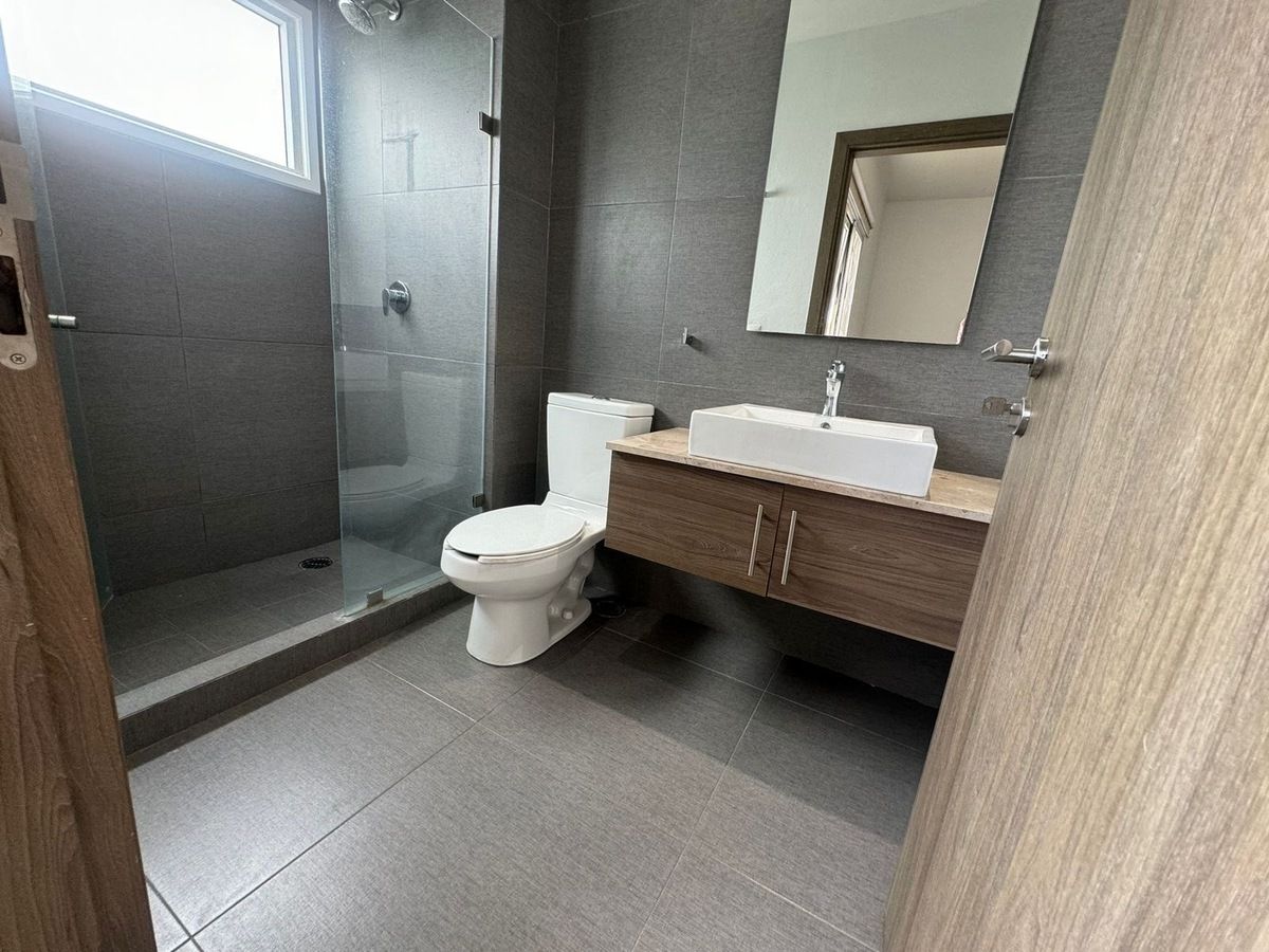 25 de 33: Baño completo