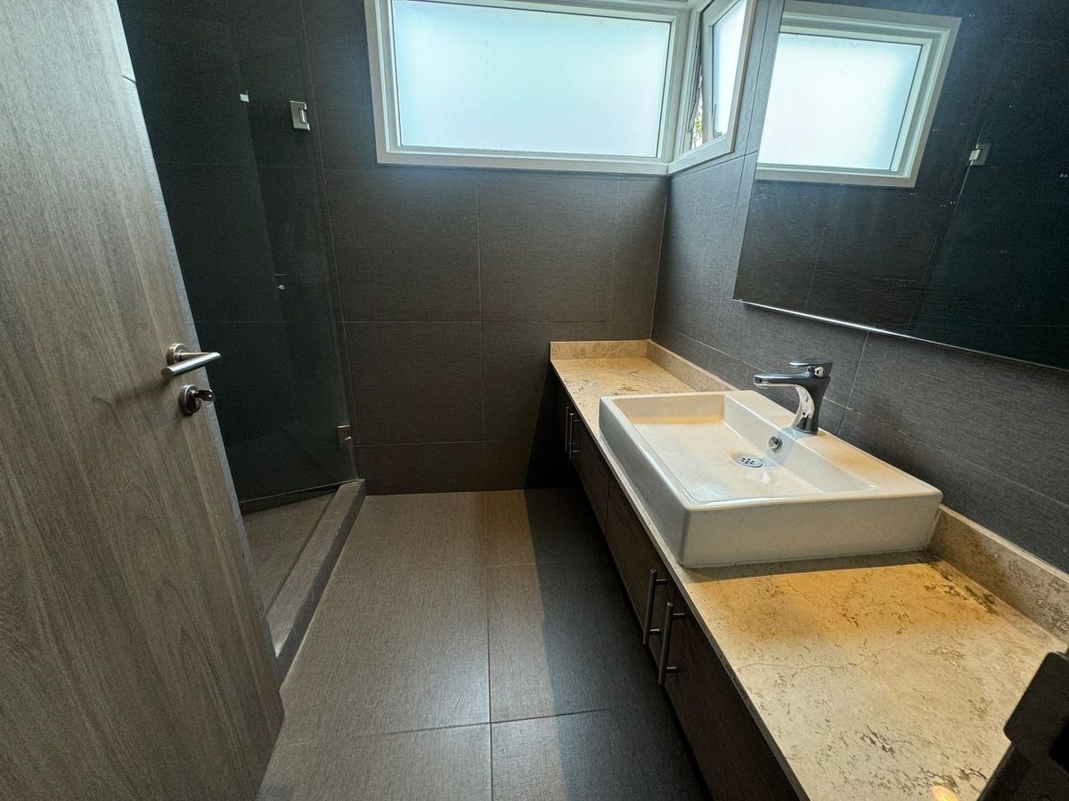 28 de 33: Baño completo