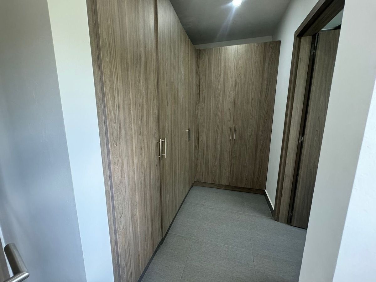 29 de 33: Vestidor