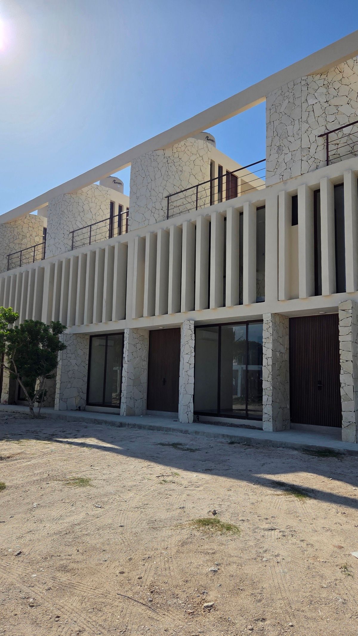 2 de 17: Fachada Principal