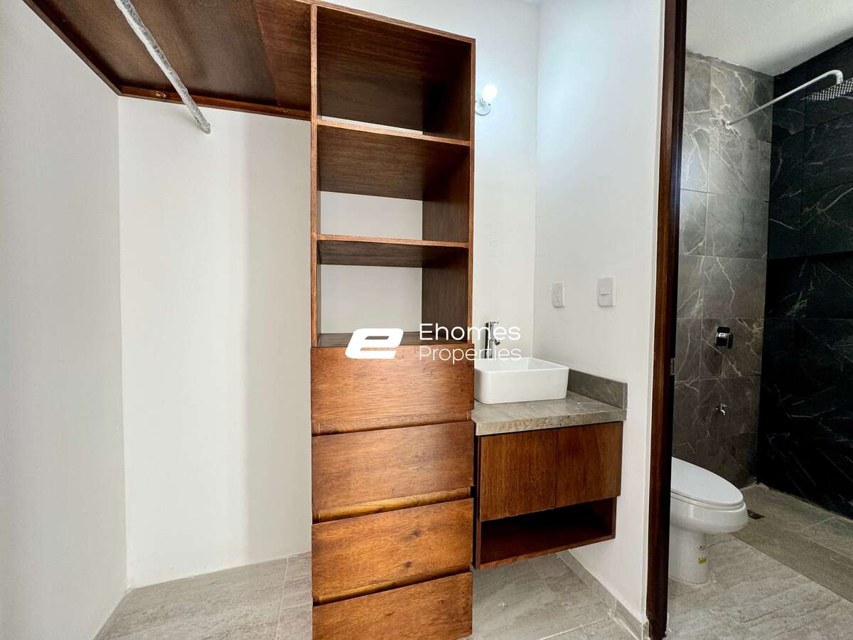 24 de 38: CLOSETS Y BAÑOS