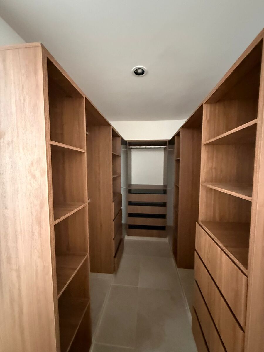 8 de 35: Closet Recámara Planta Baja