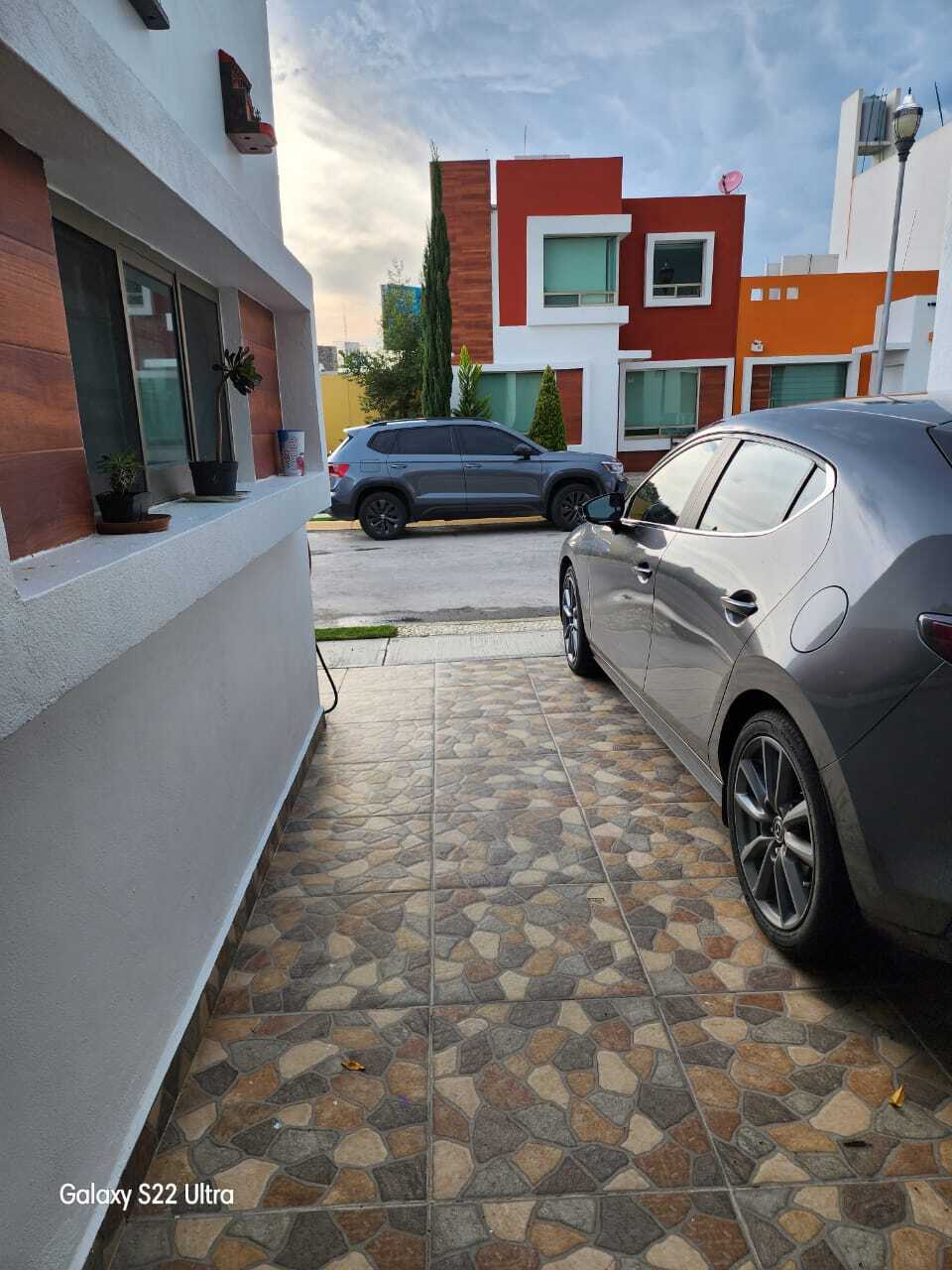 Cochera y frente área verde