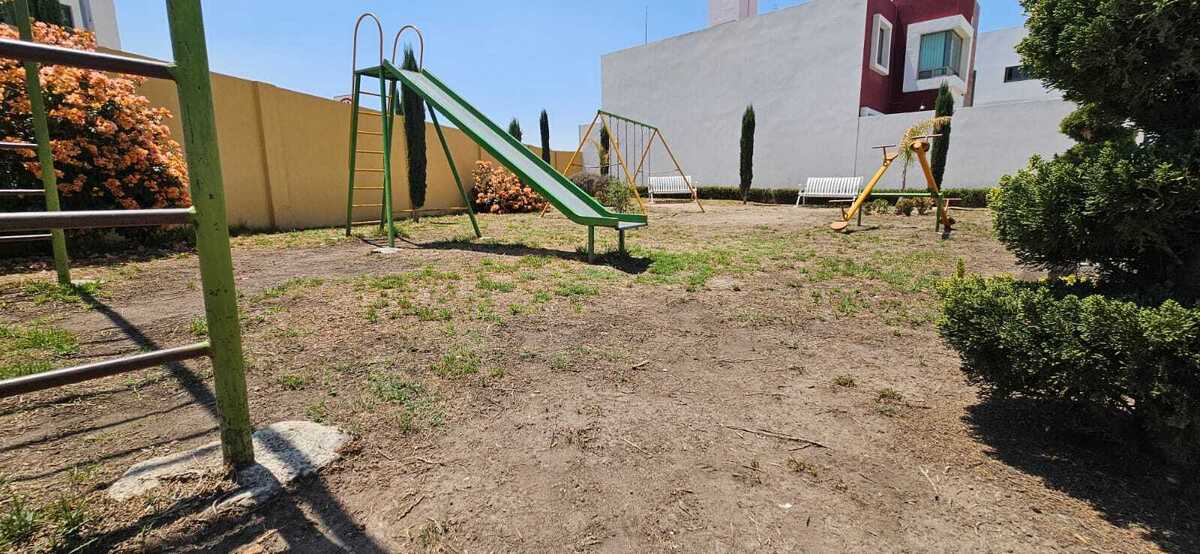 Juegos infantiles en la privada