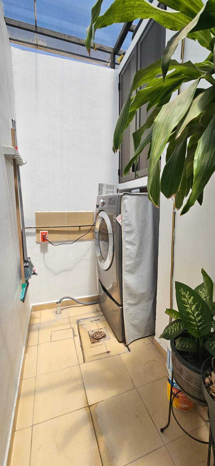 Centro de lavado con acabados y estantes