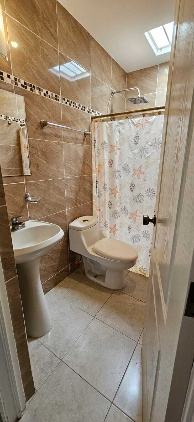 Baño completo compartido, todo forrado