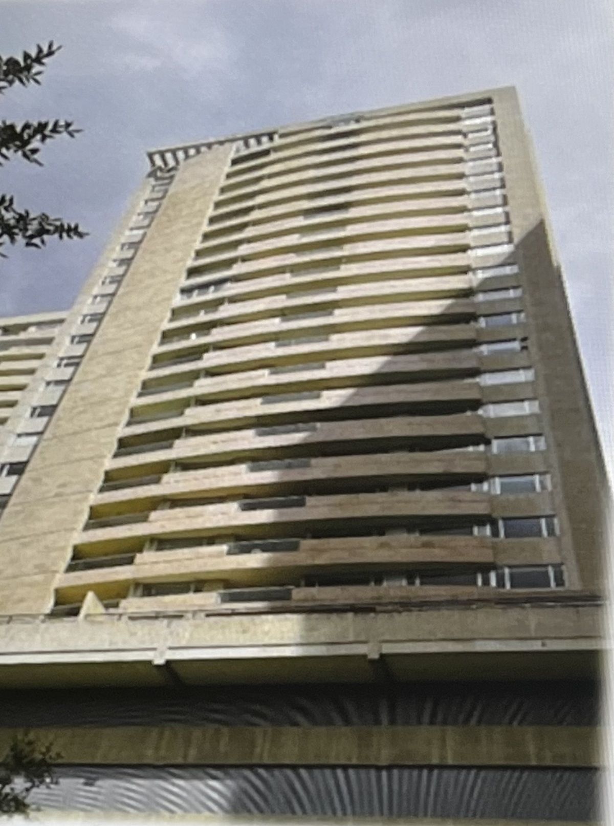 1 of 25: fachada