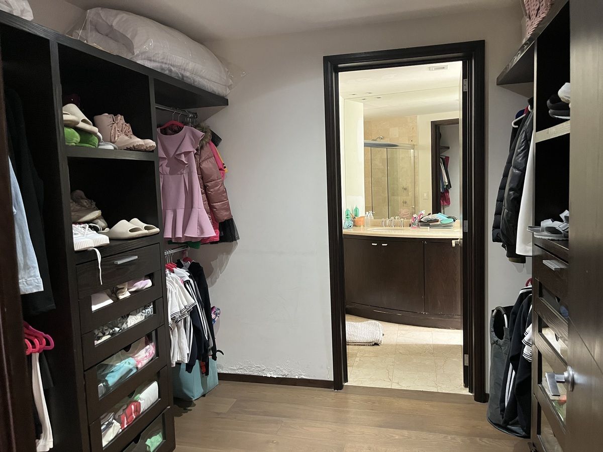 17 of 25: walking closet  2