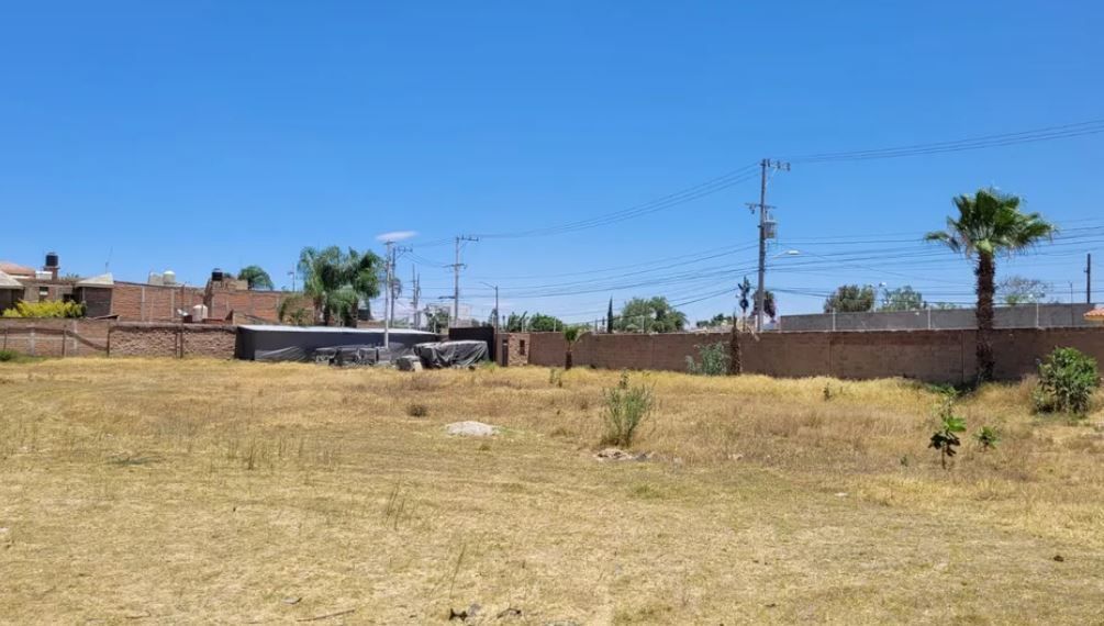 Terreno Industrial con barda perimetral, Malla electrificada y portón eléctrico.