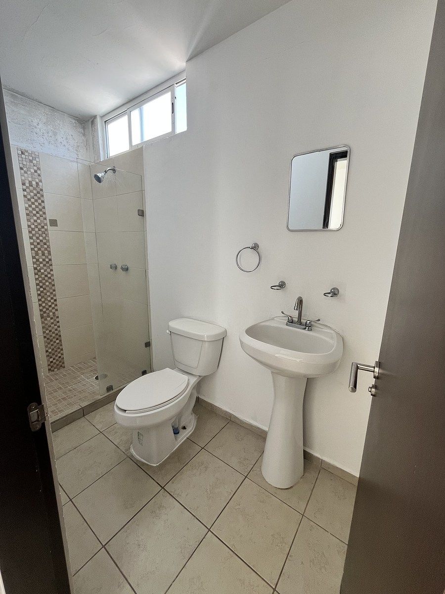 23 of 26: Baño planta alta