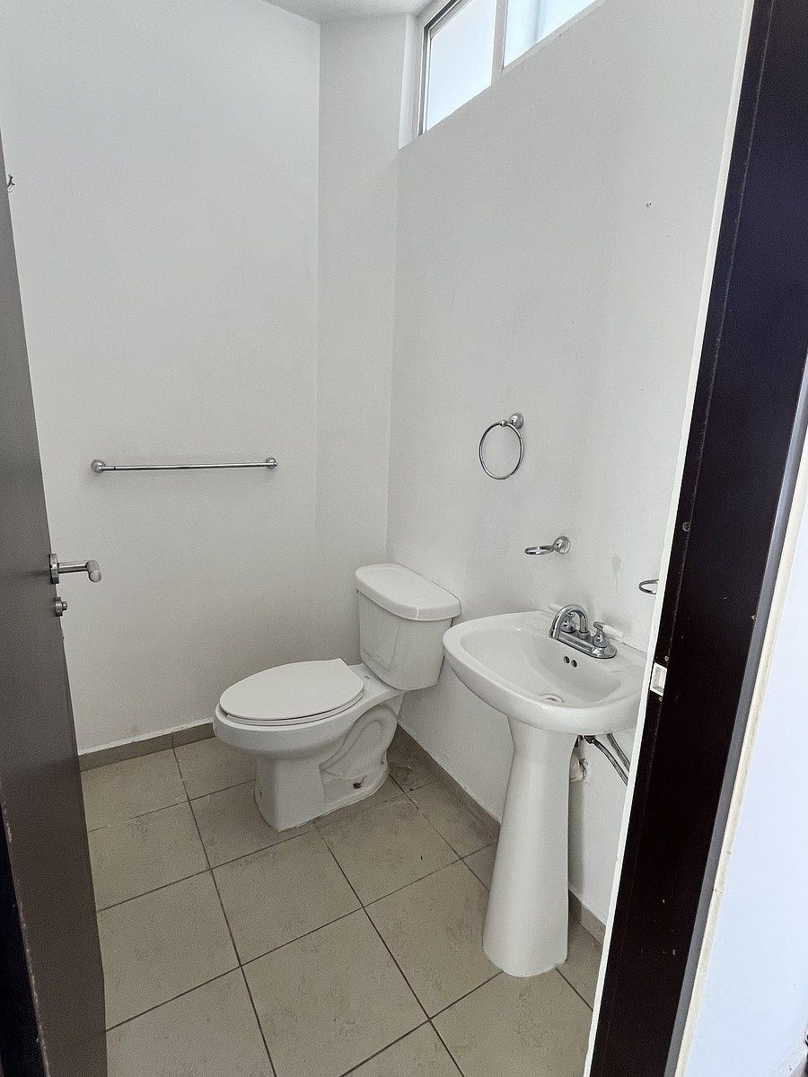 24 of 26: Baño planta baja