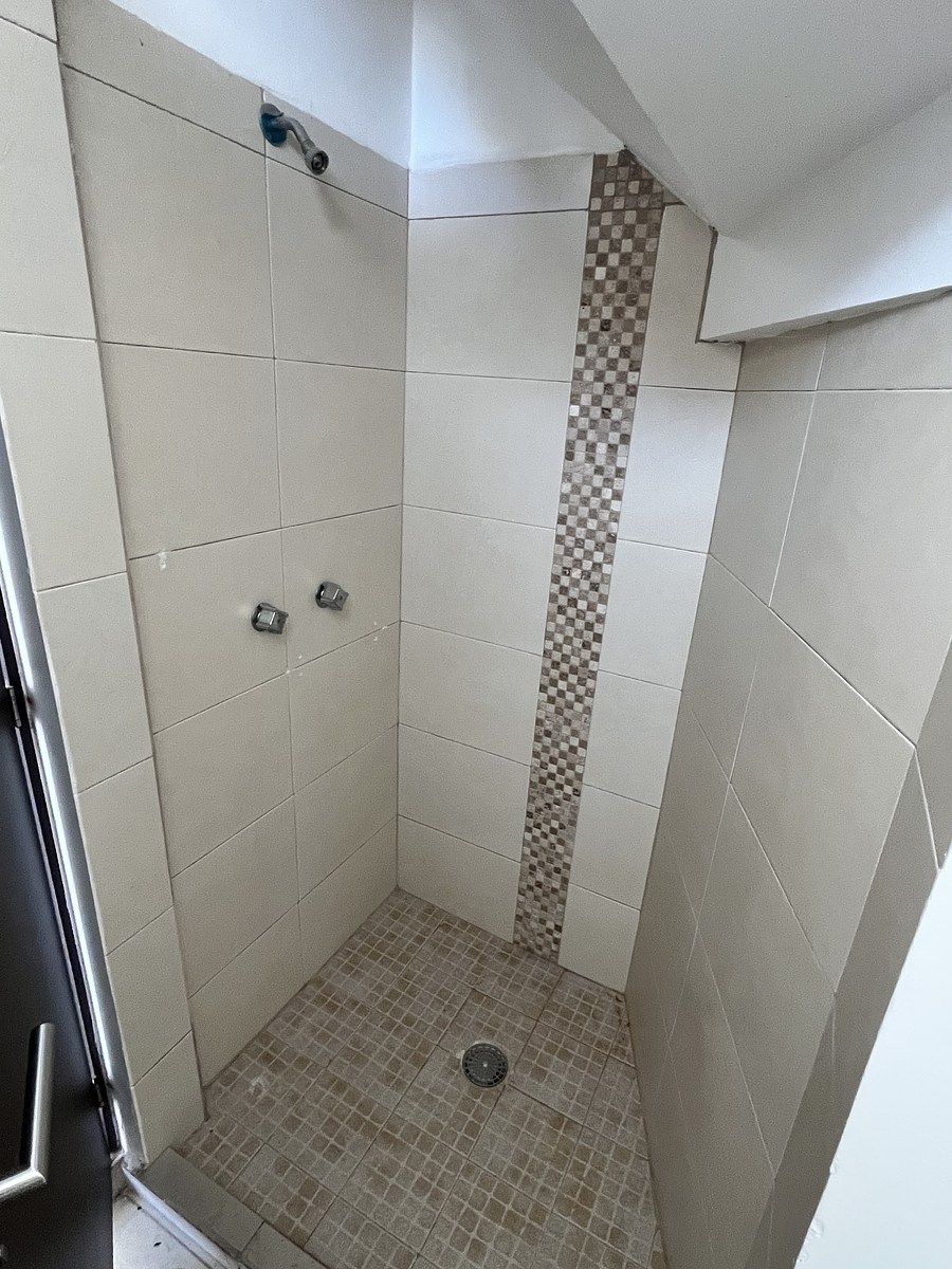 26 of 26: Regadera plata baja