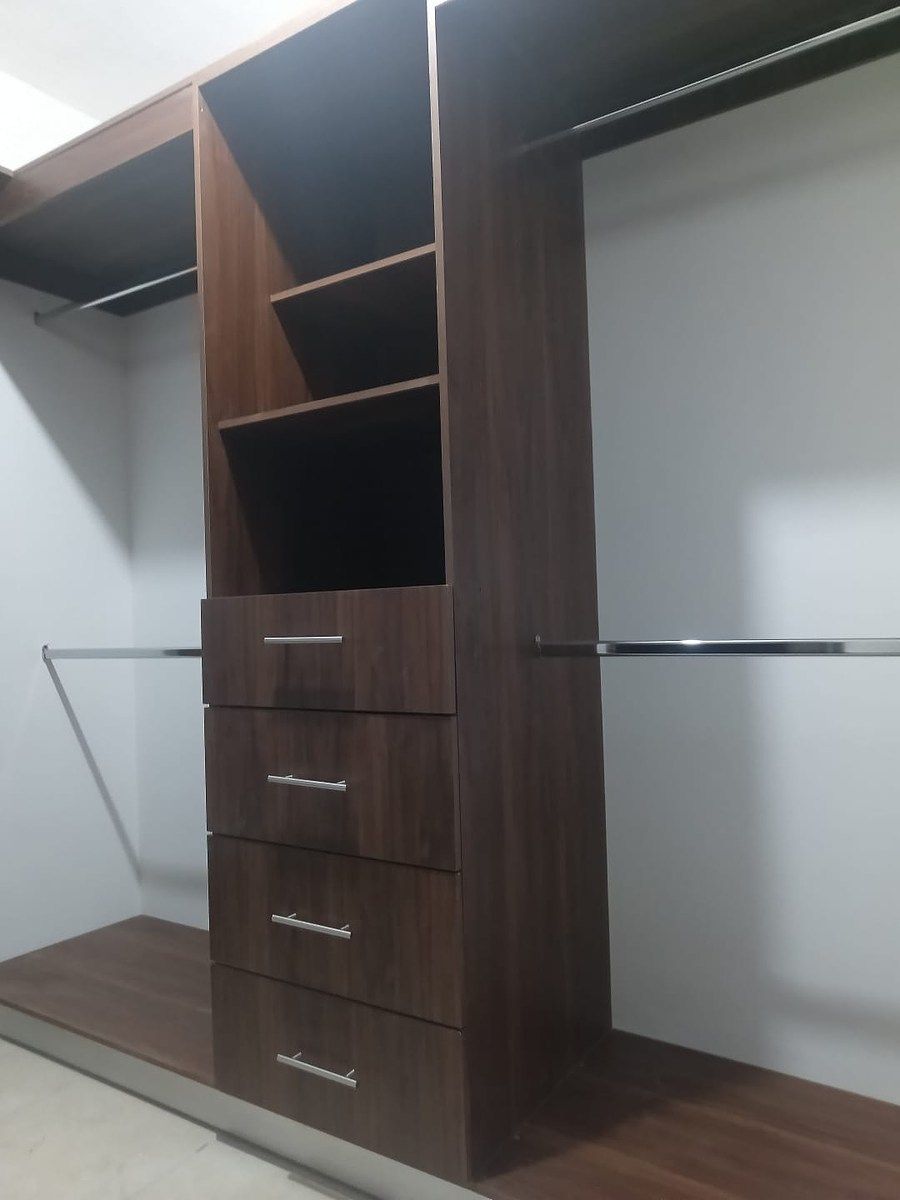 17 de 31: CLOSET RECAMARA PRINCIPAL