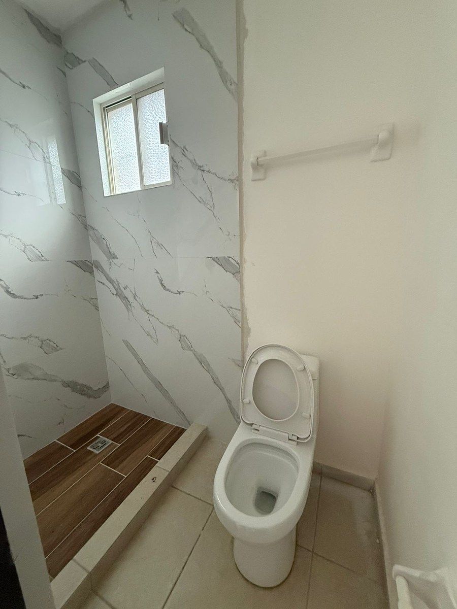 37 de 46: BAÑO COMPLETO EN CUARTO DE SERVICIO