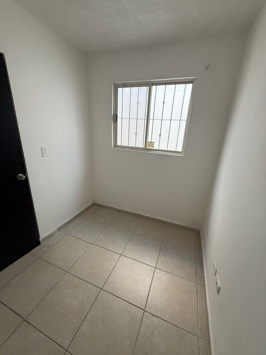 35 de 46: CUARTO DE SERVICIO CON BAÑO COMPLETO