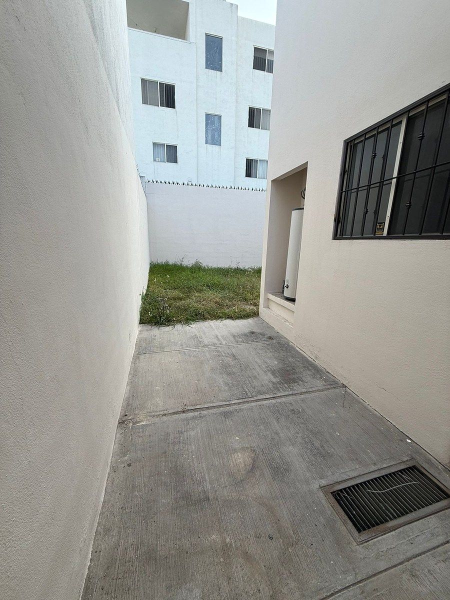 43 de 46: PASILLO CON BOILER