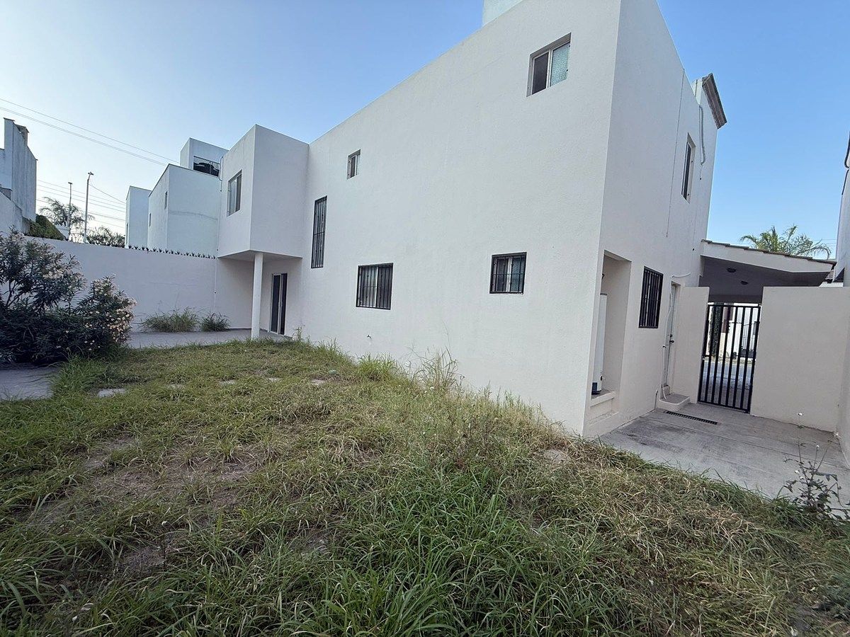 42 de 46: PATIO CON JARDIN