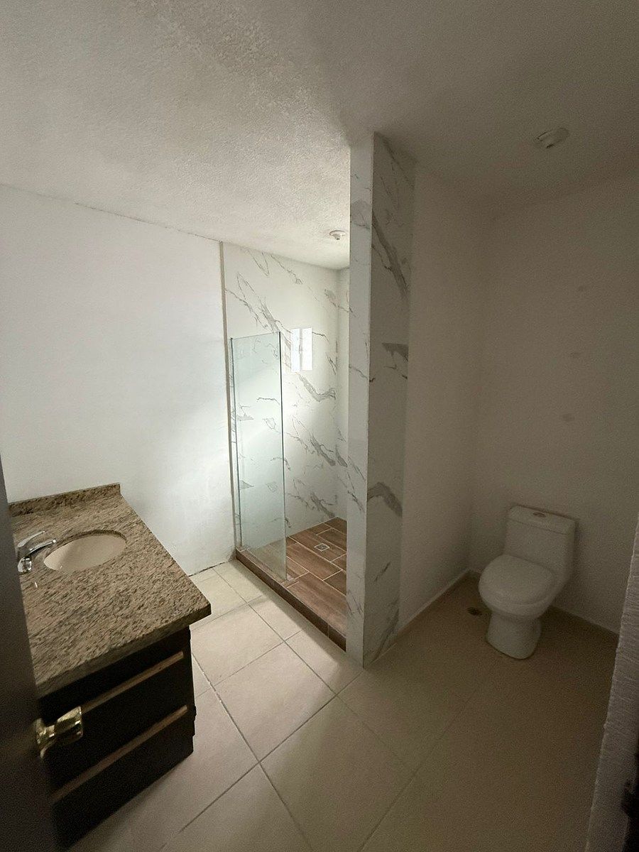 24 de 46: BAÑO RECAMARA PRINCIPAL CANCEL EN REGADERA